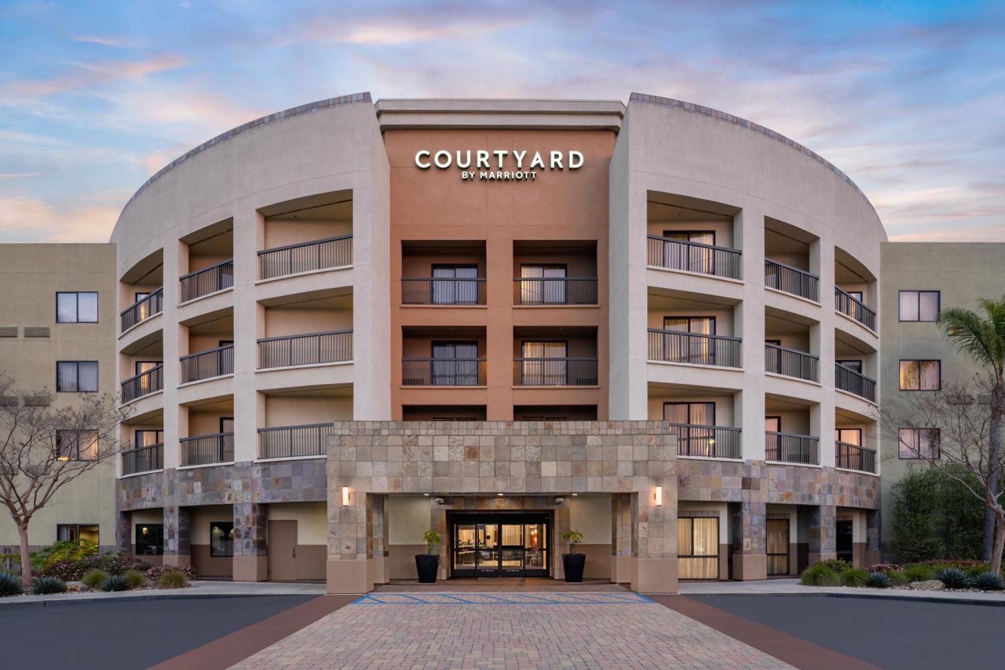 Courtyard Central - Outdoor Pool, Bar & Restaurant San Diego