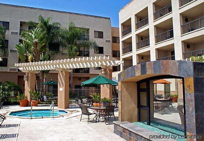 Courtyard Central - Outdoor Pool, Bar & Restaurant San Diego