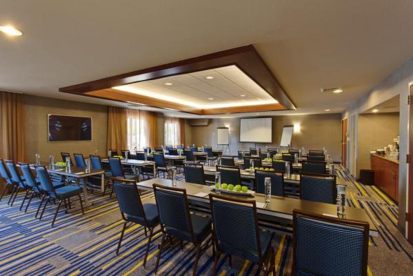Hotel Courtyard Central - Outdoor Pool, Bar & Restaurant San Diego
