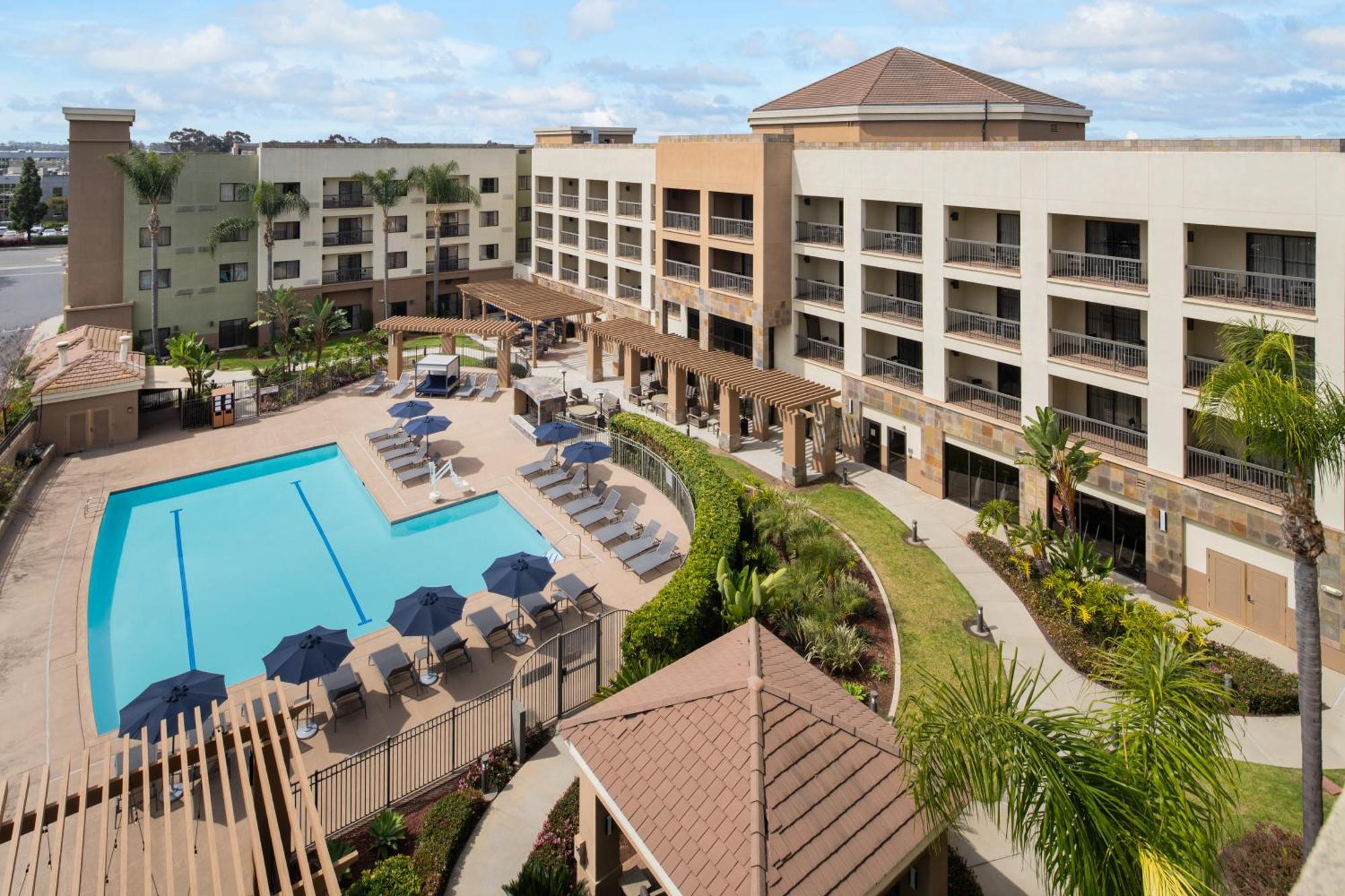 Courtyard Central - Outdoor Pool, Bar & Restaurant Hotel